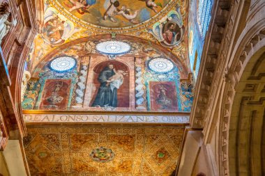 Cordoba Camii Katedrali 'ndeki Hypostyle Malikanesi. Sitenin zengin bir dini tarihi vardır ve şu anda aktif bir katedraldir..