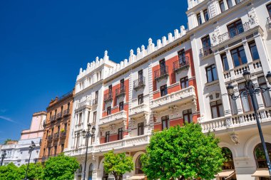 Sevilla, İspanya - 10 Nisan 2023: Calle San Fernando, merkez Sevilla 'daki binalar, mağazalar ve insanlar.
