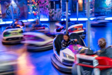 Çarpışan arabalar lunaparkta hareketlilik yarattı..