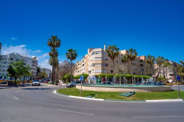 Estepona, İspanya - 7 Nisan 2023: Güneşli bir günde Estepona 'nın renkli binaları, Endülüs.