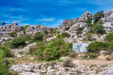 Endülüs 'teki Torcal de Antequera' nın Karst manzarası. Dikey kireçtaşı kaya duvarlarıyla çevrili Akdeniz bitkileriyle büyük bir vadi.