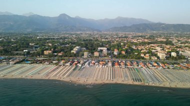 Yaz mevsiminde Lido di Camaiore ve Viareggio kıyılarının panoramik hava manzarası - Toskana, İtalya