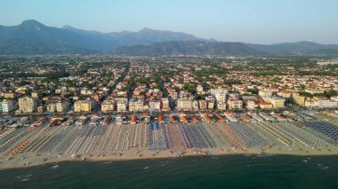 Yaz mevsiminde Lido di Camaiore ve Viareggio kıyılarının panoramik hava manzarası - Toskana, İtalya