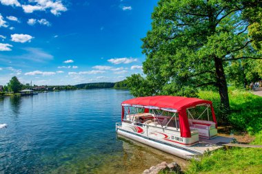 Trakai, Litvanya - 10 Temmuz 2017: Galve Gölü yakınlarındaki Trakai adası şatosu.