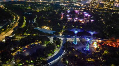 Singapur ve Marina Körfezi gökdelenleri. İHA 'dan gece hava görüntüsü.