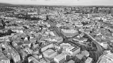 Bratislava şehrinin hava manzarası bir yaz öğleden sonra yükselişte, Slovakya.