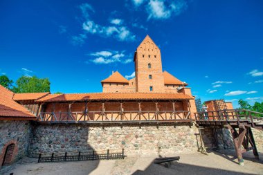 Trakai, Litvanya - 10 Temmuz 2017: Galve Gölü yakınlarındaki Trakai adası şatosu.