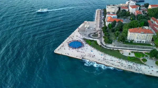 Zadar gün batımında, Hırvatistan. Deniz orgu ile hava manzarası ve güneş işaretleri.