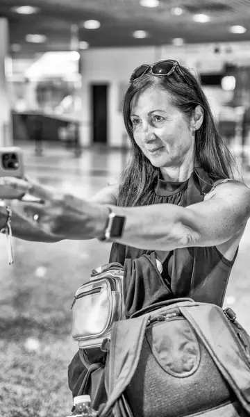 空港では女性の観光客の肖像画がスマートフォンで自撮りしている 人々とライフスタイルの概念 独身女性のテーマの旅と幸せな生活 — ストック写真