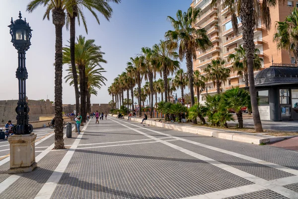 Cadiz Spania April 2023 Turister Bypromenaden Langs Havet – stockfoto