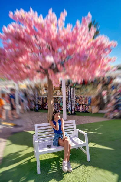 Mladá Dívka Šťastná Pod Krásným Růžovým Stromem — Stock fotografie