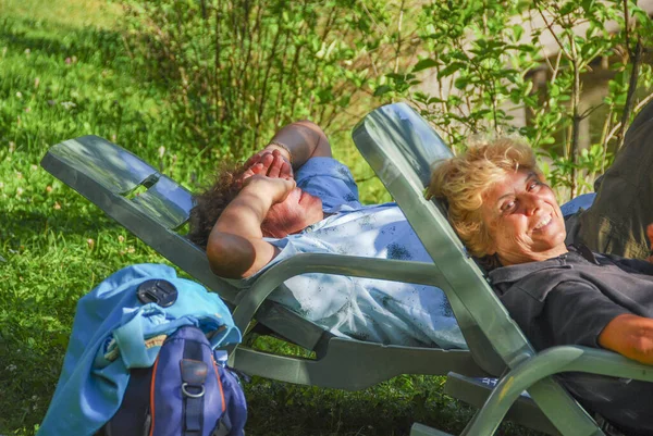 Счастливая Пожилая Пара Лежит Шезлонге Активные Пожилые Люди Расслабляются — стоковое фото