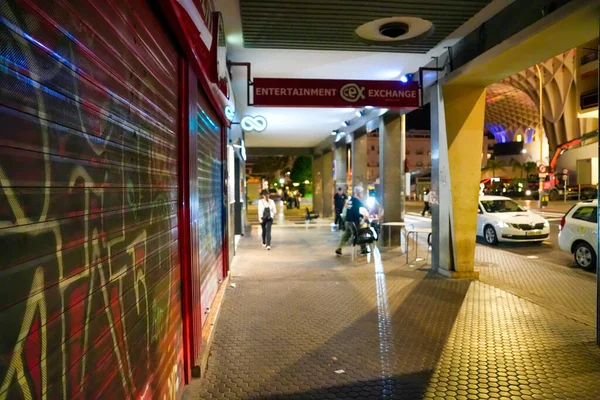 西班牙塞维利亚 2023年4月10日 夜间沿着城市街道的游客 — 图库照片