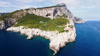 Yaz mevsiminde deniz feneri boyunca Capri kıyı şeridinin inanılmaz hava manzarası..