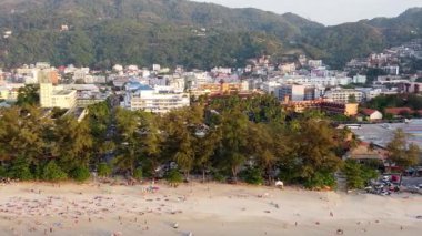 Phuket, Tayland 'da gün batımında Patong Sahili' nin havadan görüntüsü..