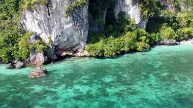Phi Phi Don, Tayland 'ın inanılmaz kıyı şeridi. Güneşli güzel bir günde kristal berrak okyanusla hava manzarası..