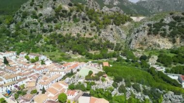 Grazalema, Endülüs. Beyazlatılmış evlerin, paslı çatıların ve işlenmiş demir pencere parmaklıklarının havadan görünüşü, İspanya