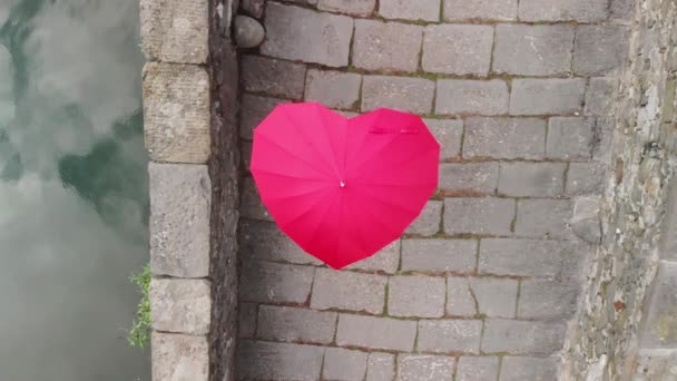 Luftaufnahme Der Teufelsbrücke Lucca Roter Herzförmiger Regenschirm Auf Der Brücke — Stockvideo