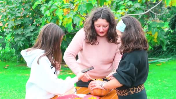 Junge Mädchen Spielen Freien Mit Einem Halloween Kürbis — Stockvideo