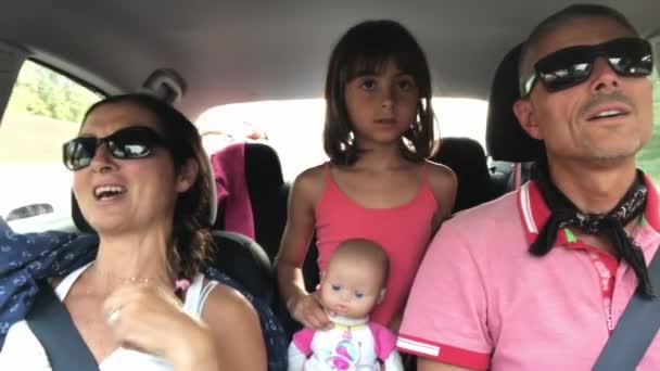 快乐年轻的传统家庭有一个漫长的汽车旅行 避暑路旅行 三驾马车的快乐的高加索家庭和坐汽车旅行愉快的歌唱 — 图库视频影像