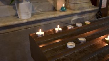 Kilisede mum ışığı, yakın..