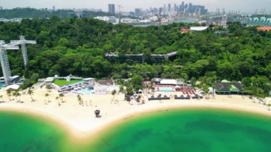 Sentosa Sahili, Singapur. Güneşli bir günde sahil ve kıyı manzarası.