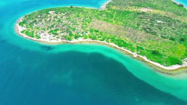 Heart Island 'ın Hırvatistan' daki hava manzarası. Galesnjak, kalp şeklinde Hırvat adası.
