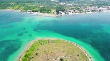 Heart Island 'ın Hırvatistan' daki hava manzarası. Galesnjak, kalp şeklinde Hırvat adası.