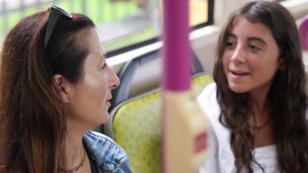 Mujer Hablando Autobús Con Una Chica Joven — Vídeo de stock