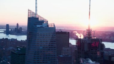 NEW YORK CITY, ABD - 7 Aralık 2018: Midtown 'ın kış günbatımında havadan görünüşü, Manhattan, New York, ABD, ağır çekim.