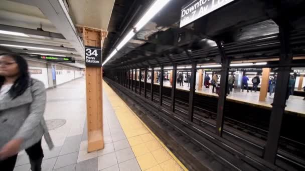 New York City December 2018 Trein Vertrekt Vanaf Een Metrostation — Stockvideo