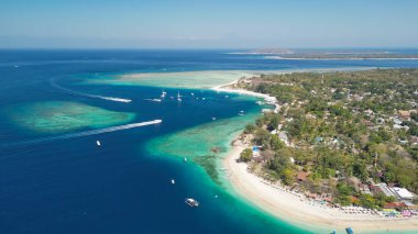 Güneşli bir günde, Endonezya 'nın Gili Hava Sahil Hattı' nın inanılmaz hava manzarası.