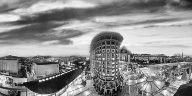 Singapur ve Sentosa Adası gökdelenleri. İHA 'dan gece hava görüntüsü.