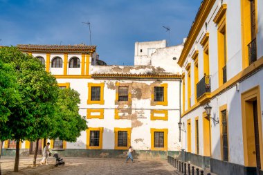 Sevilla, İspanya - 10 Nisan 2023: Turistler Sevilla 'nın Gerçek Alcazar' ında açık havanın tadını çıkarıyorlar.