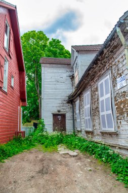 Parnu, Estonya - 6 Temmuz 2017: Güneşli bir yaz gününde şehir sokakları.