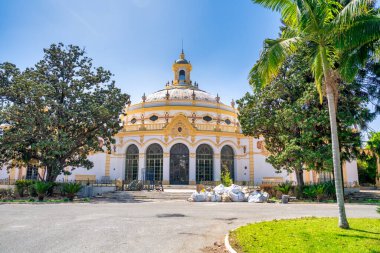 Sevilla, İspanya - 10 Nisan 2023: Güneşli bir günde Plaza de Espana boyunca binalar.