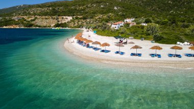 Yunanistan 'ın Alonissos kentindeki Agios Dimitrios Plajı' nın hava manzarası.