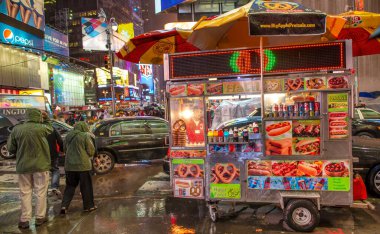 New York Şehri - Haziran 2013: Geceleri şehir sokakları ve binalar.