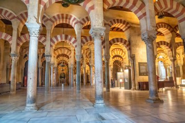 Cordoba, İspanya - 11 Nisan 2023: The Mezquita of Cordoba, Roma Katolik katedrali ve eski camii..