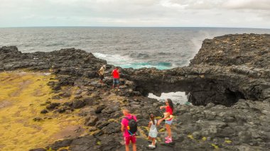 Mauritius Adası kıyıları boyunca Pont Naturel kemer düzenini ziyaret eden turistlerin hava görüntüsü.