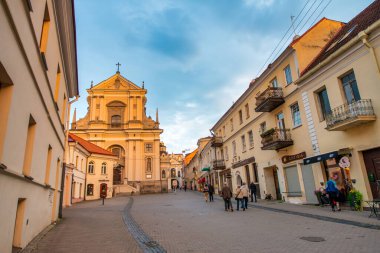 Vilnius, Litvanya - 9 Temmuz 2017: Vilnius şehir merkezindeki eski binalar yaz günbatımında.