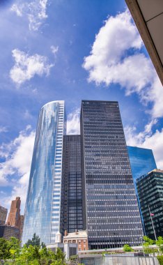 New York - Haziran 2013: Güneşli bir günde şehir sokakları ve binalar.