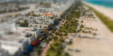 Bir güzel bahar gününde Miami Beach ve Ocean Drive havadan görünümü.