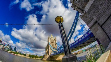 Londra - Eylül 2012: Kule Köprüsü ünlü bir turistik merkezdir.