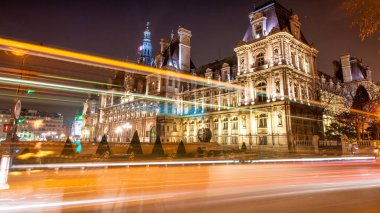 Paris - Aralık 2012: Paris sokakları ve binaları bir kış gecesinde.