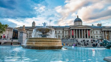 Londra - Eylül 2012: Bir yaz gününde şehir binaları.