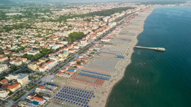 Yaz mevsiminde Lido di Camaiore ve Viareggio kıyılarının panoramik hava manzarası - Toskana, İtalya