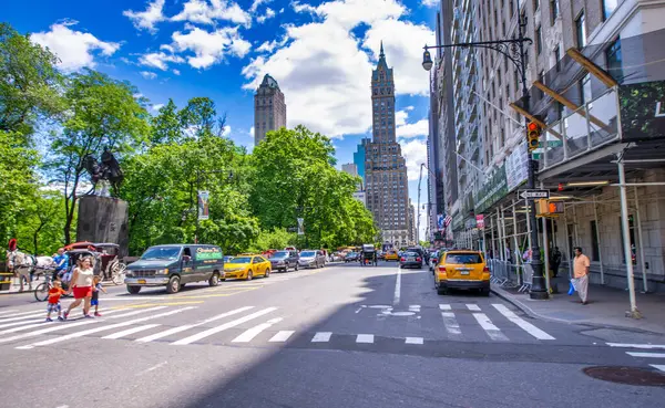 New York - Haziran 2013: Güneşli bir günde şehir sokakları ve binalar.