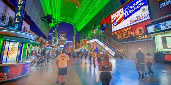 Las Vegas June 2018 Tourists Locals Night Famous Fremont Street — Stock Photo, Image