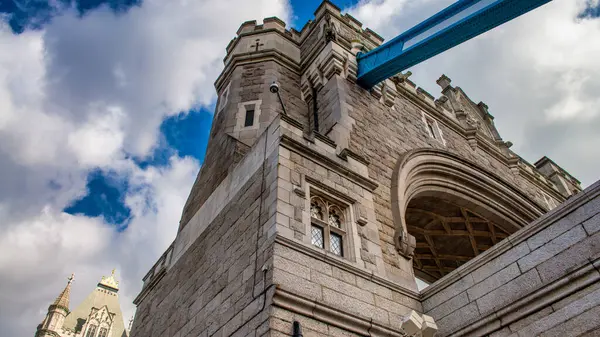 Tower Köprüsü ünlü bir turistik merkezdir..